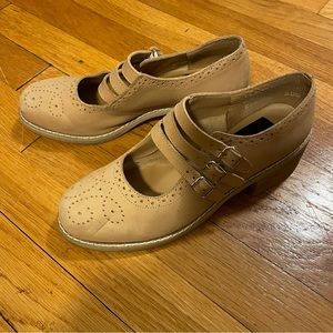 Beige leather heeled saddle shoes